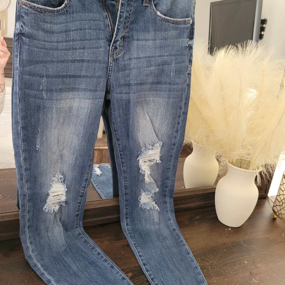Destressed skinny jeans